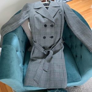 Gorgeous belted Tahari trench
